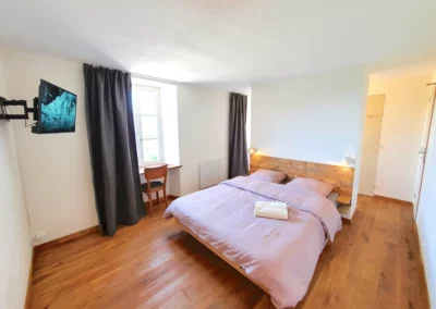 Chambre de Maïa à La Maison Folia, maison d’hôtes en Normandie avec lit double et télévision