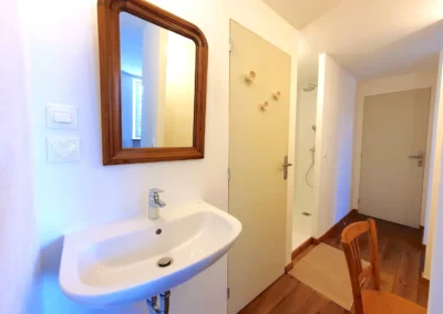 Lavabo et miroir dans la chambre de Lorette à La Maison Folia