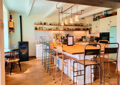 Cuisine de La Maison Folia, maison d’hôtes en Normandie, avec îlot central et chaises hautes