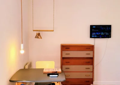 Chambre Juliette avec bureau, commode et télévision à La Maison Folia
