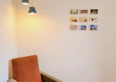 Fauteuil confortable dans la chambre de Maïa à La Maison Folia