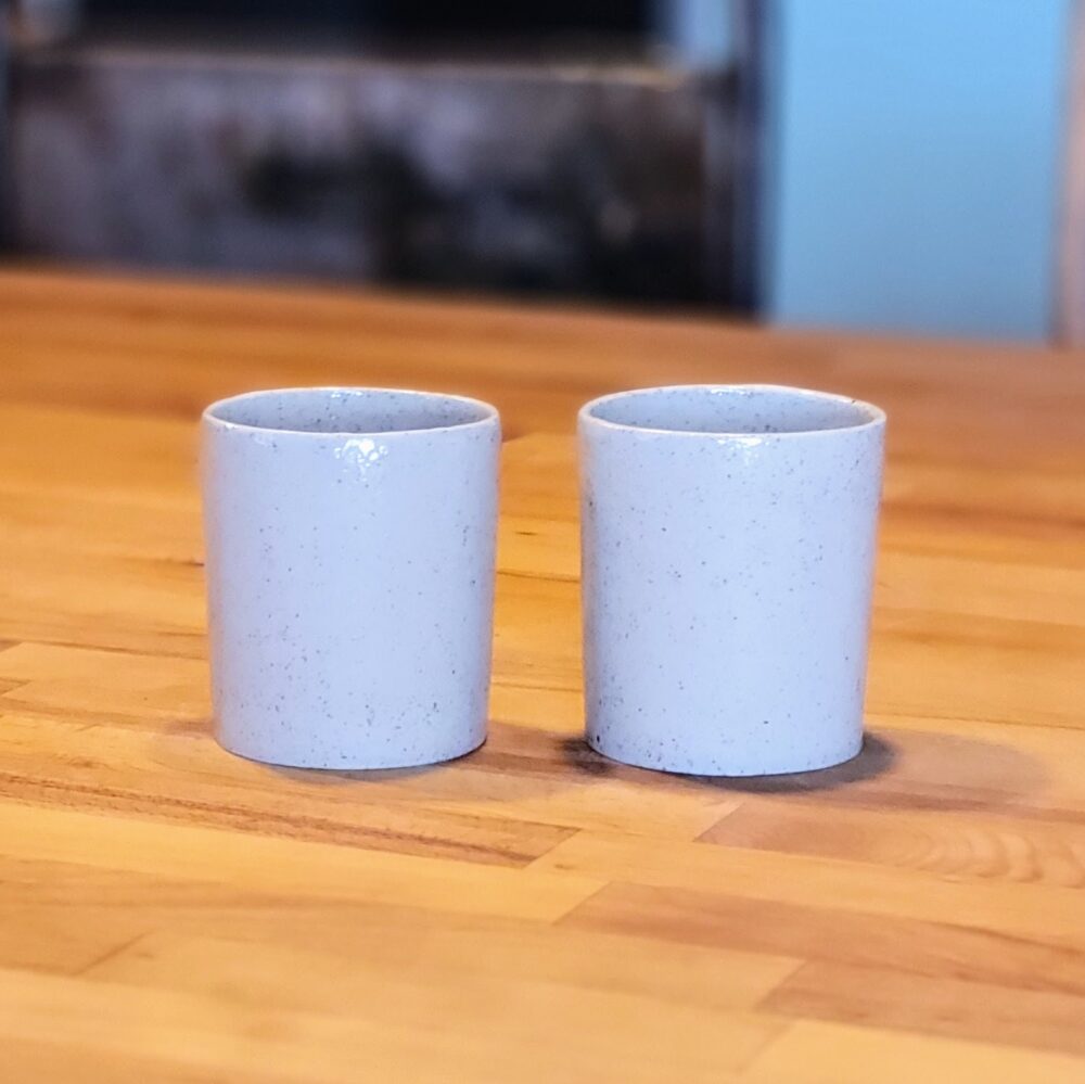 Ensemble de 2 tasses "COLONNE" en grès blanc tacheté de pyrite – Design simple et artisanal pour la maison – Image 2