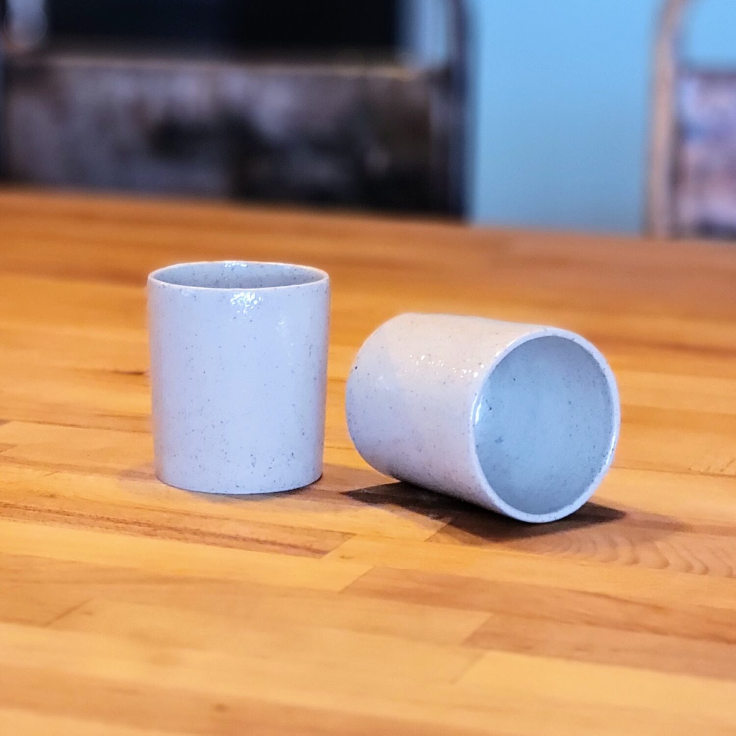 Ensemble de 2 tasses "COLONNE" en grès blanc tacheté de pyrite – Design simple et artisanal pour la maison