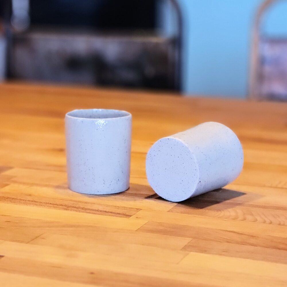 Ensemble de 2 tasses "COLONNE" en grès blanc tacheté de pyrite – Design simple et artisanal pour la maison – Image 3