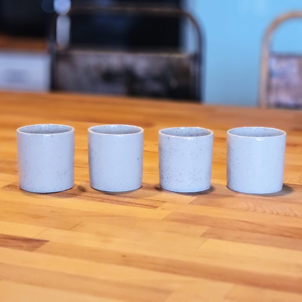 Ensemble de 4 tasses "COLONNE" en grès blanc tacheté de pyrite – Design simple et artisanal pour la maison – Image 3