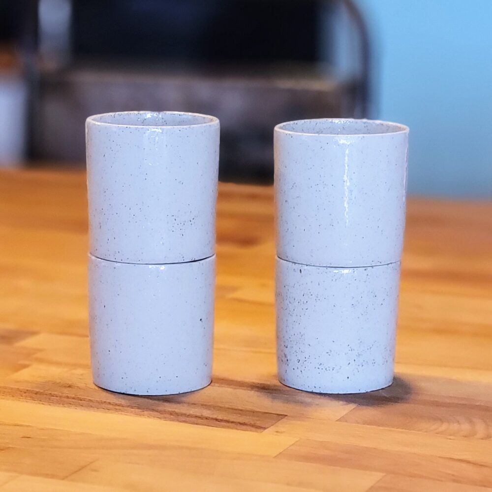 Ensemble de 4 tasses "COLONNE" en grès blanc tacheté de pyrite – Design simple et artisanal pour la maison – Image 2