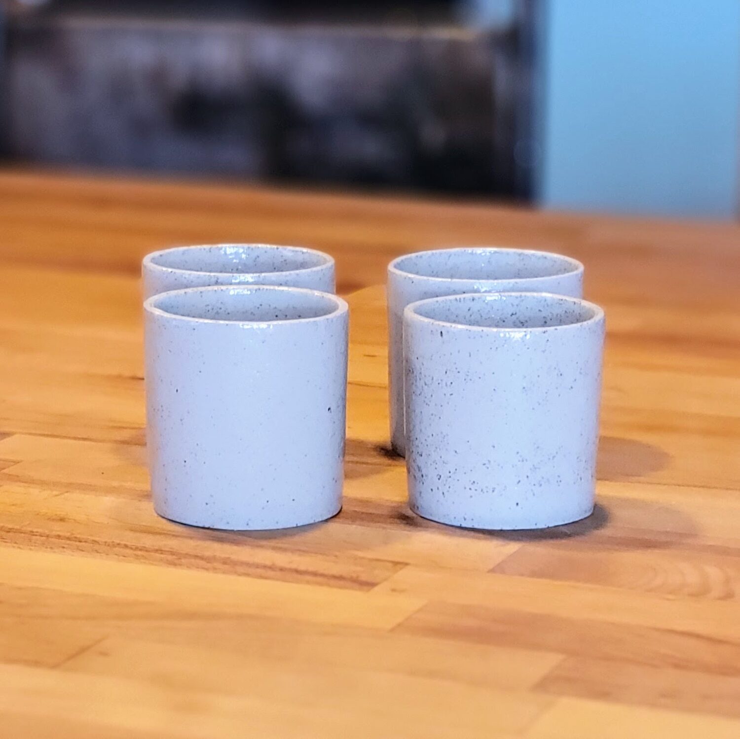 Ensemble de 4 tasses "COLONNE" en grès blanc tacheté de pyrite – Design simple et artisanal pour la maison