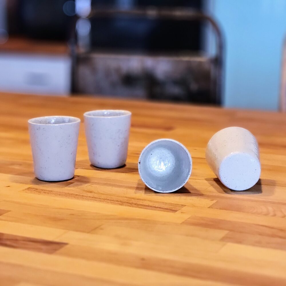 Ensemble de 4 gobelets "Gamma" en Grès - Simplicité Conique et Polyvalence – Image 4