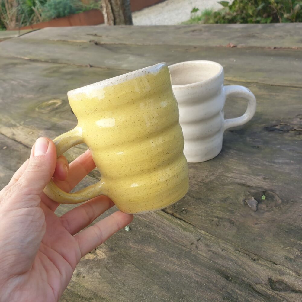 Tasse artisanale "VAGUES MINÉRALES" – Design ondulé en grès fait main – Image 2