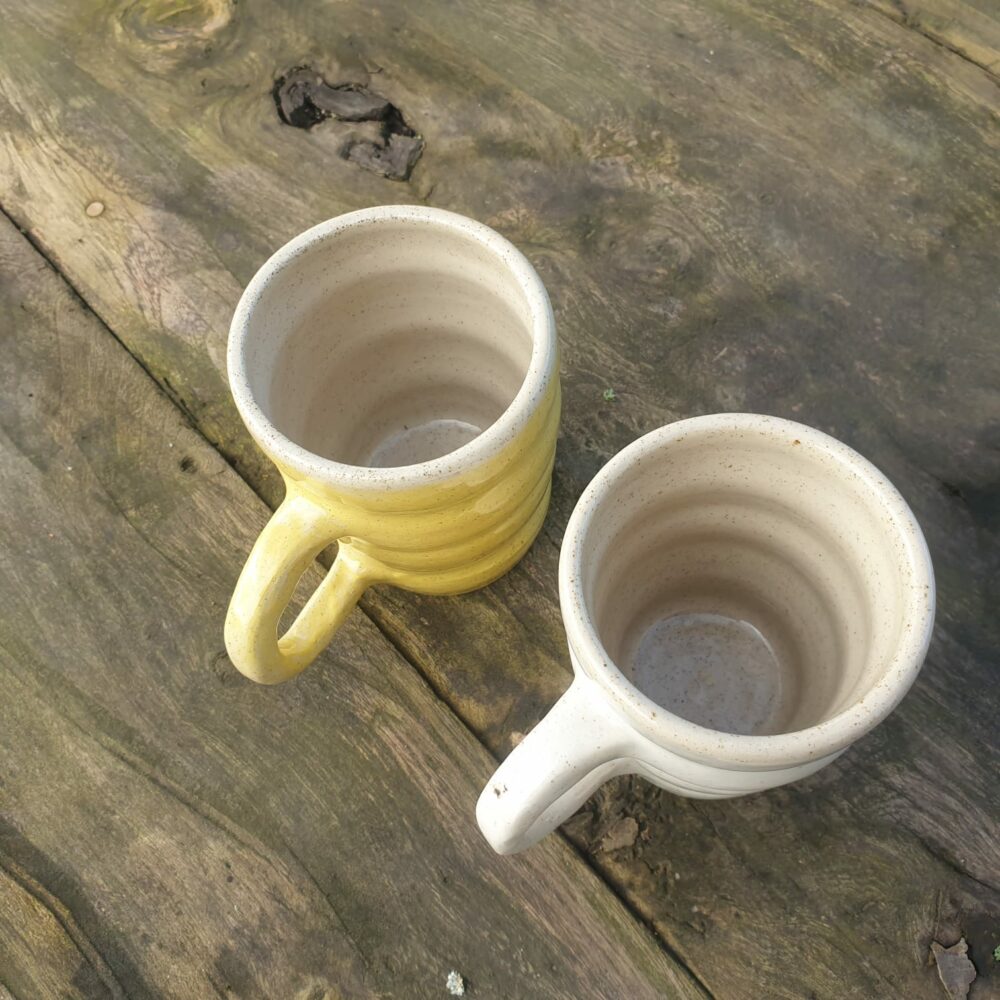 Tasse artisanale "VAGUES MINÉRALES" – Design ondulé en grès fait main – Image 3