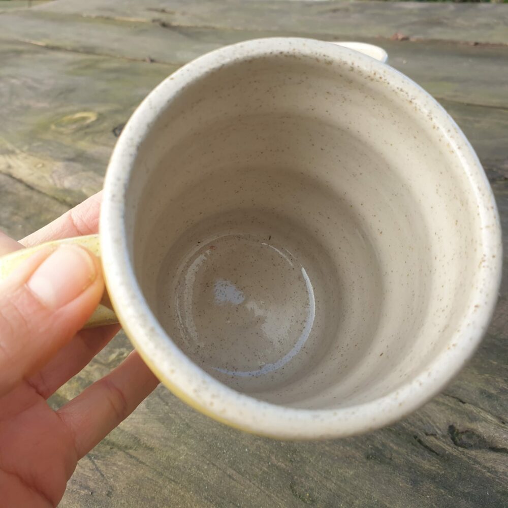 Tasse artisanale "VAGUES MINÉRALES" – Design ondulé en grès fait main – Image 4