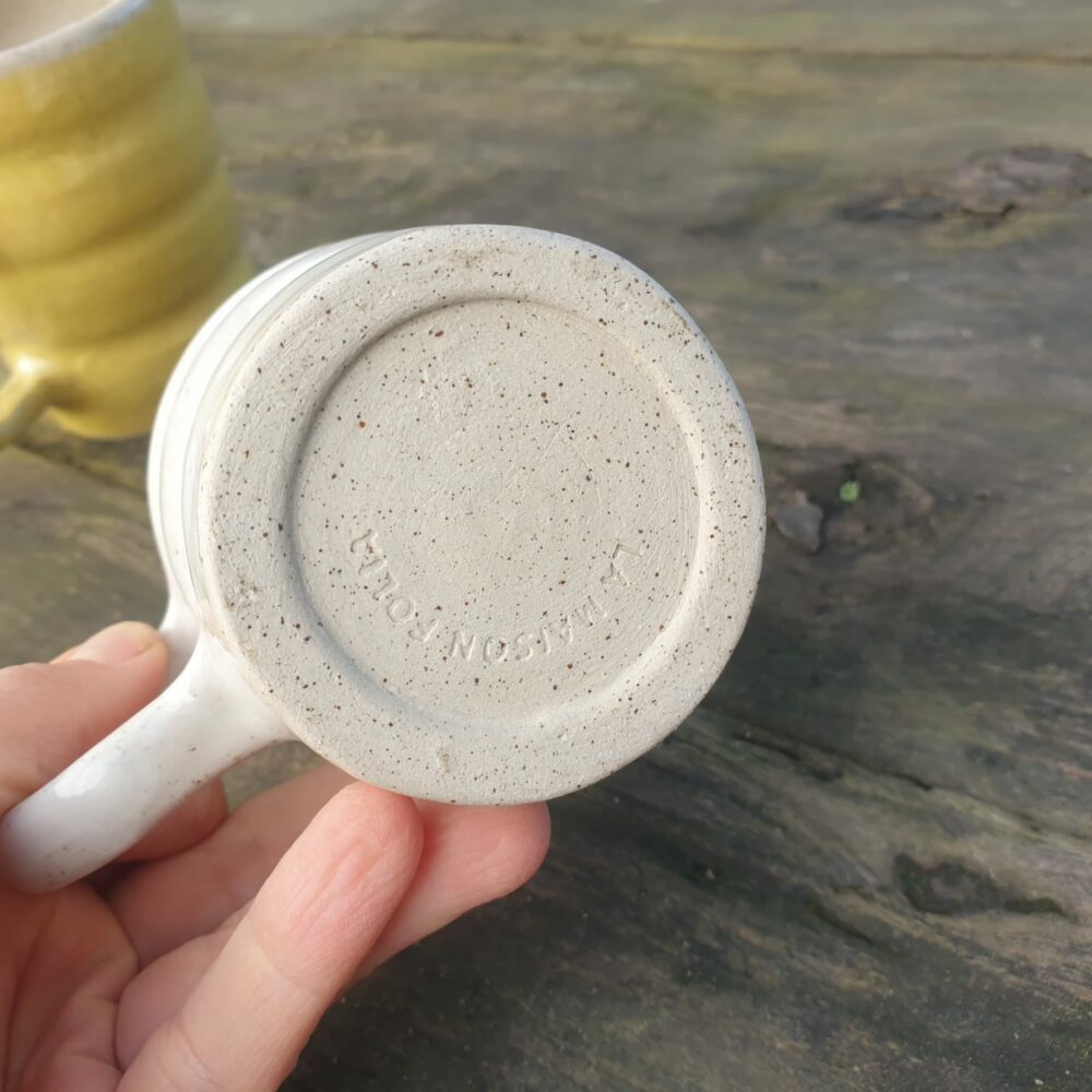 Tasse artisanale "VAGUES MINÉRALES" – Design ondulé en grès fait main – Image 5