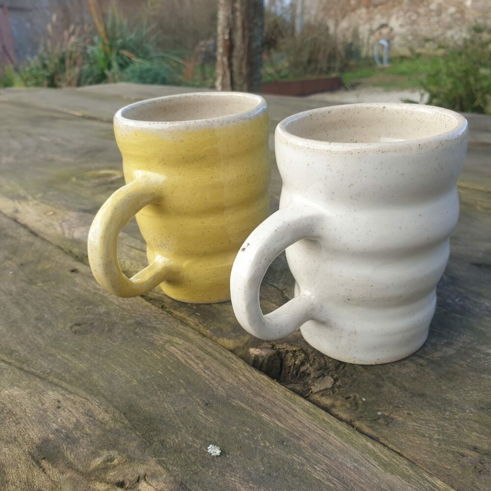 Tasse artisanale "VAGUES MINÉRALES" – Design ondulé en grès fait main – Image 6