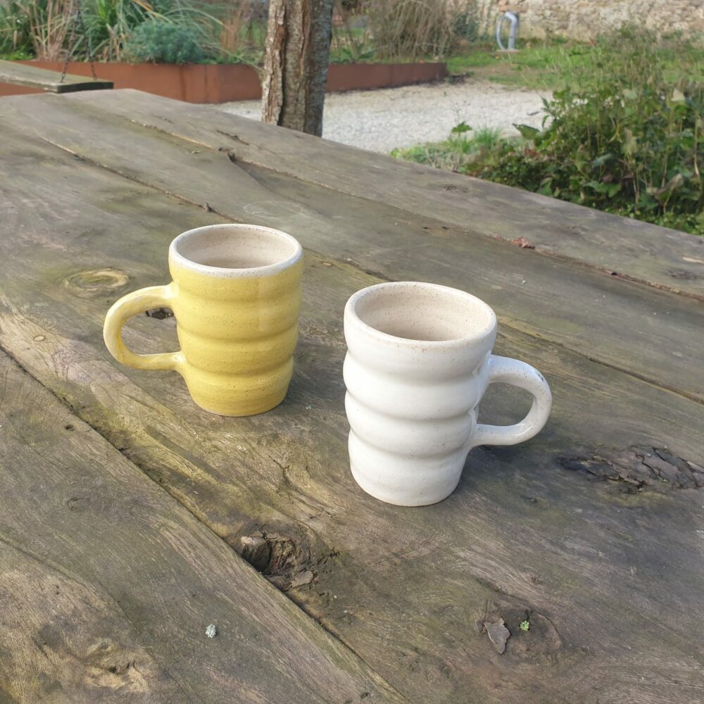Tasse artisanale "VAGUES MINÉRALES" – Design ondulé en grès fait main – Image 7