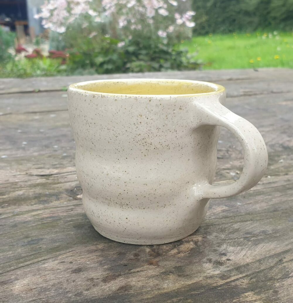 Mug en grès pyrité fait main - motif ondulé, jaune, style cocooning – Image 2