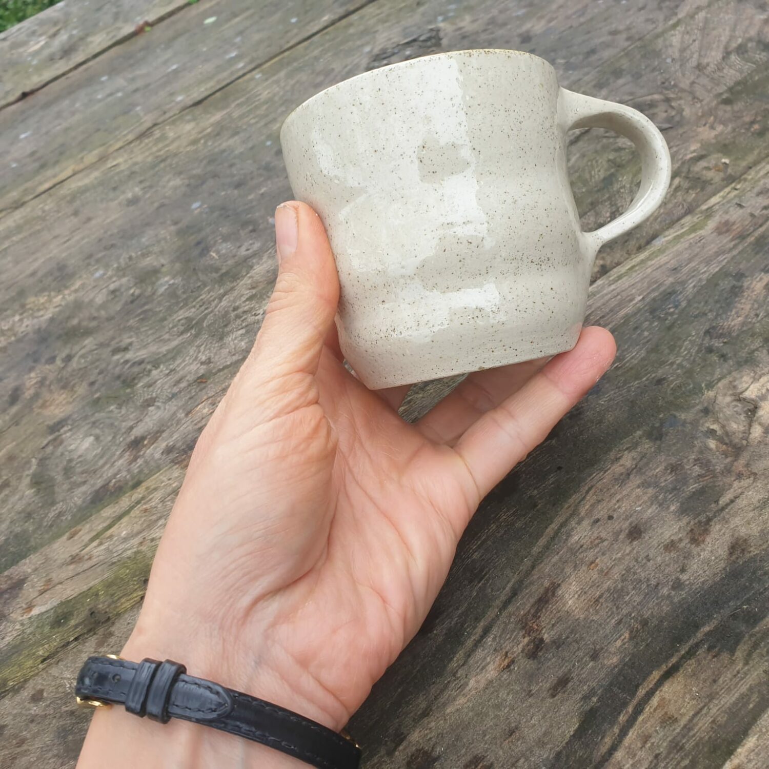 Mug en grès pyrité fait main - motif ondulé, jaune, style cocooning