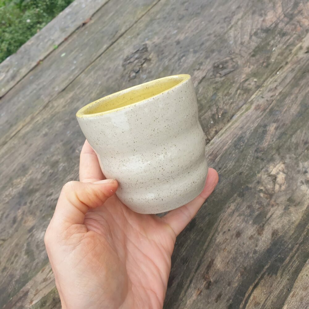 Mug en grès pyrité fait main - motif ondulé, jaune, style cocooning – Image 4