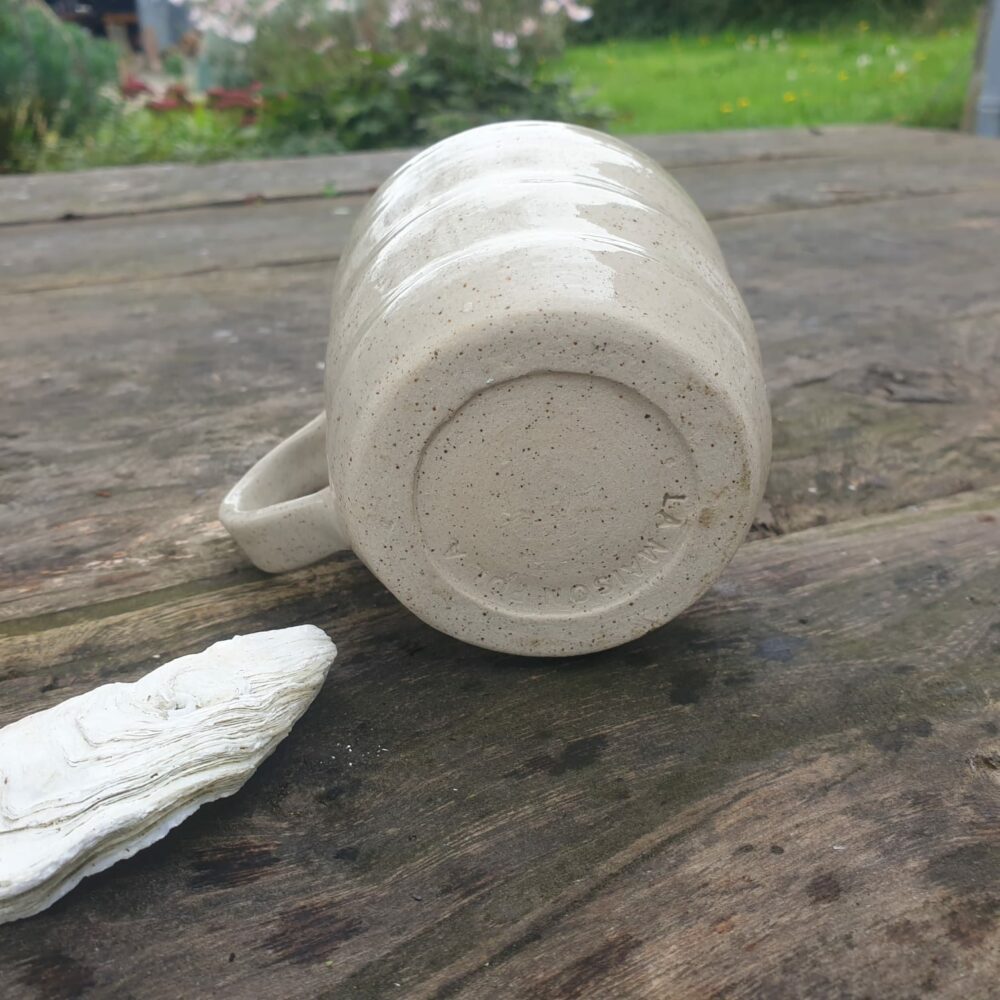 Mug en grès pyrité fait main - motif ondulé, jaune, style cocooning – Image 5