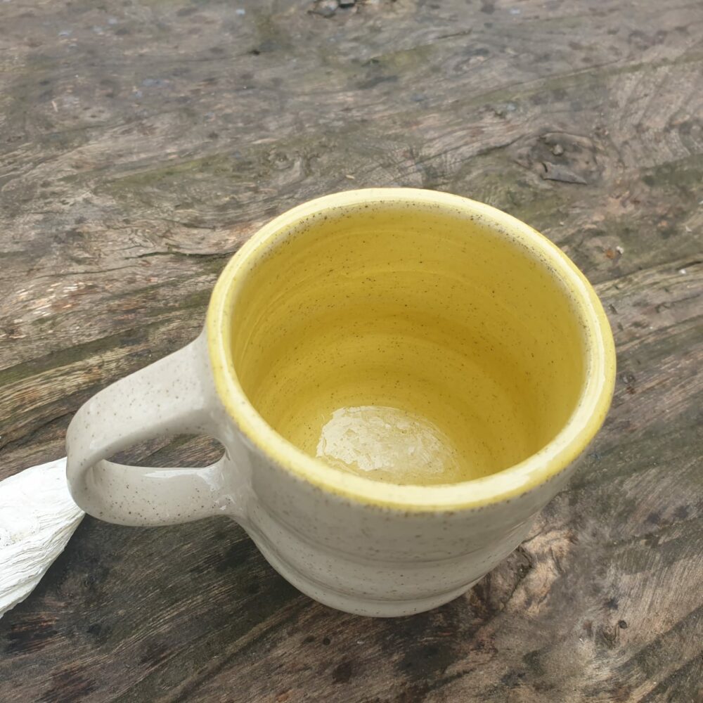 Mug en grès pyrité fait main - motif ondulé, jaune, style cocooning – Image 6