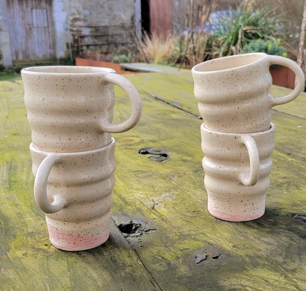 ONDÉE – Tasse artisanale en grès pyrité, ondulée et émaillée avec base rose – Image 2
