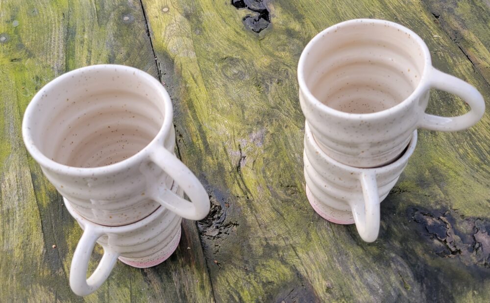 ONDÉE – Tasse artisanale en grès pyrité, ondulée et émaillée avec base rose – Image 4