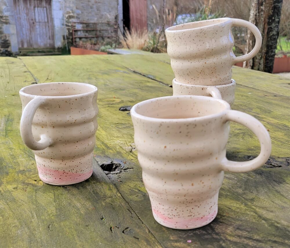 ONDÉE – Tasse artisanale en grès pyrité, ondulée et émaillée avec base rose – Image 5