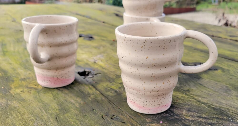 ONDÉE – Tasse artisanale en grès pyrité, ondulée et émaillée avec base rose – Image 6