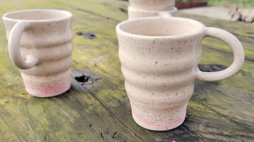 ONDÉE – Tasse artisanale en grès pyrité, ondulée et émaillée avec base rose – Image 7
