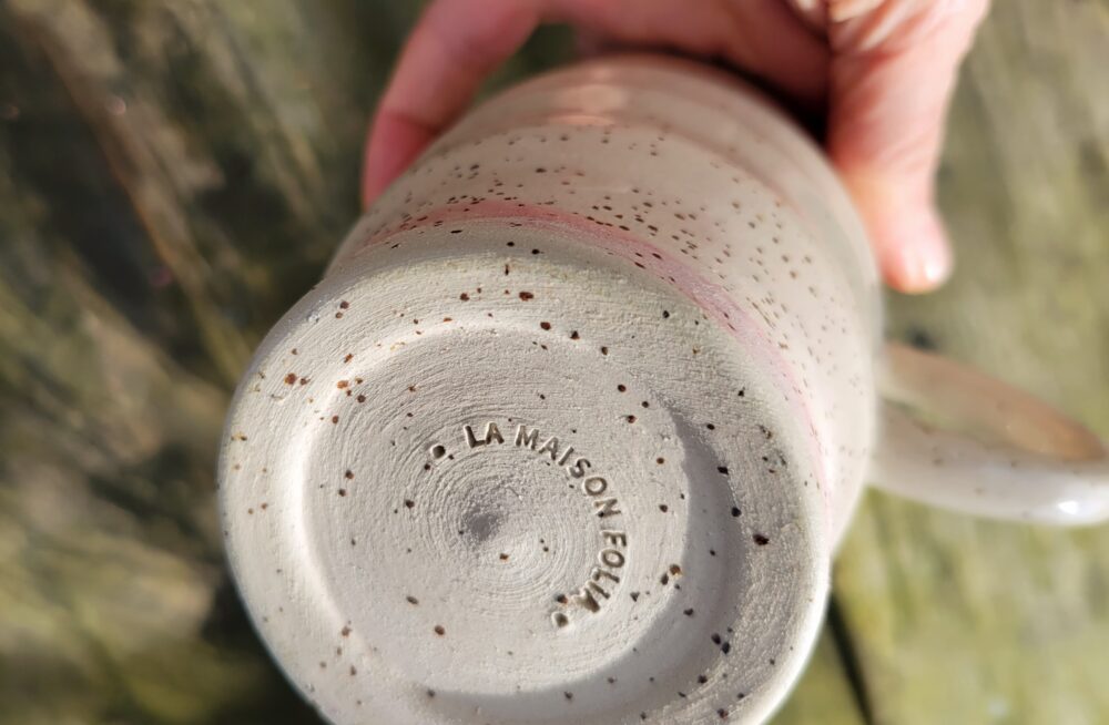 ONDÉE – Tasse artisanale en grès pyrité, ondulée et émaillée avec base rose – Image 8