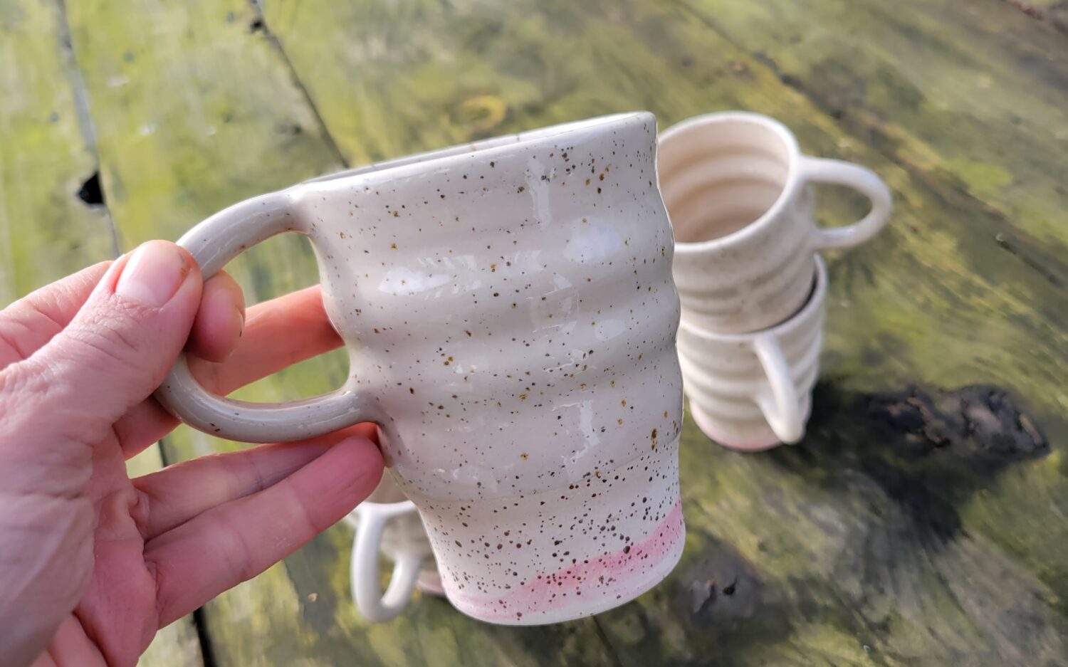 ONDÉE – Tasse artisanale en grès pyrité, ondulée et émaillée avec base rose