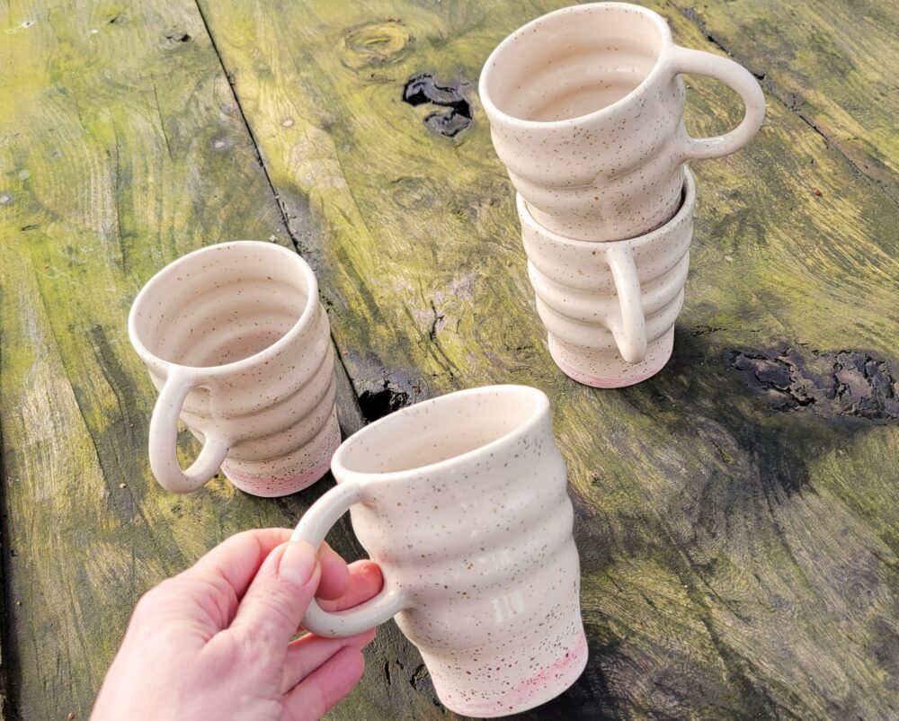 ONDÉE – Tasse artisanale en grès pyrité, ondulée et émaillée avec base rose – Image 9