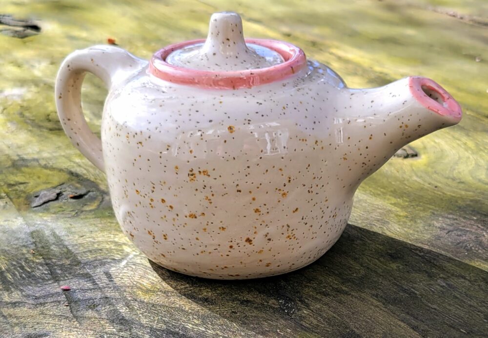 HANAMI – Petite théière en grès pyrité, liseret rose – pièce unique
