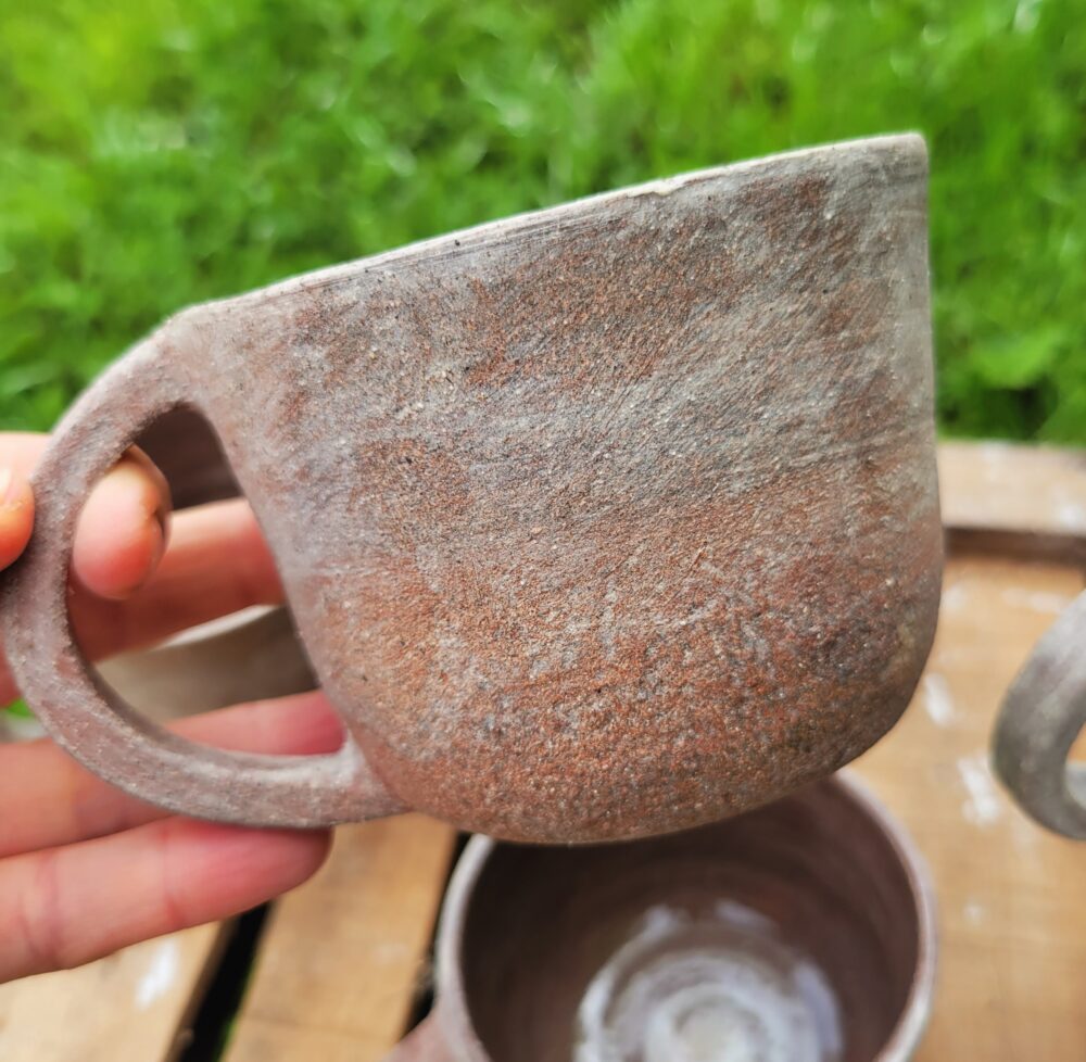 Mug artisanal TANIN – Grès rouge chamotté – intérieur émaillé, extérieur brut | La Maison Folia – Image 9