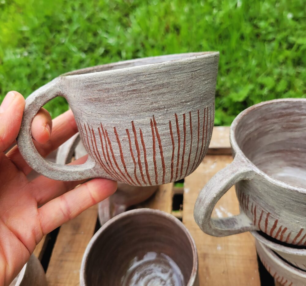Mug artisanal TANIN – Grès rouge chamotté – intérieur émaillé, extérieur brut | La Maison Folia – Image 12