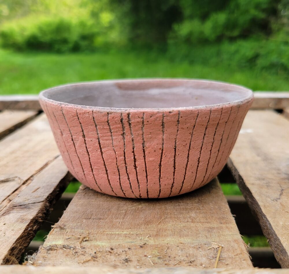 Bol artisanal en grès rouge – SILLON – Engobe rose incisé et émail mat - Afbeelding 2
