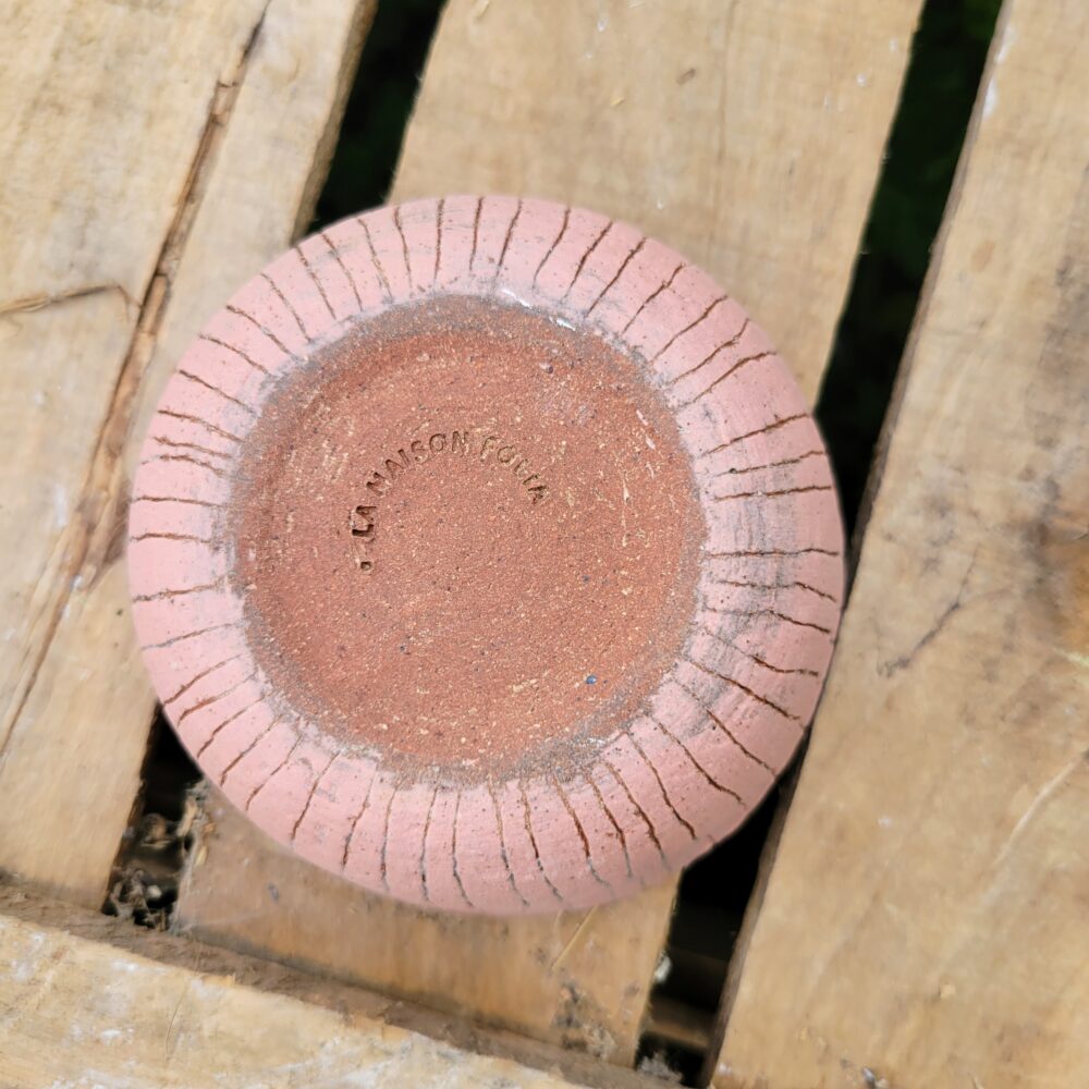 Bol artisanal en grès rouge – SILLON – Engobe rose incisé et émail mat - Afbeelding 4