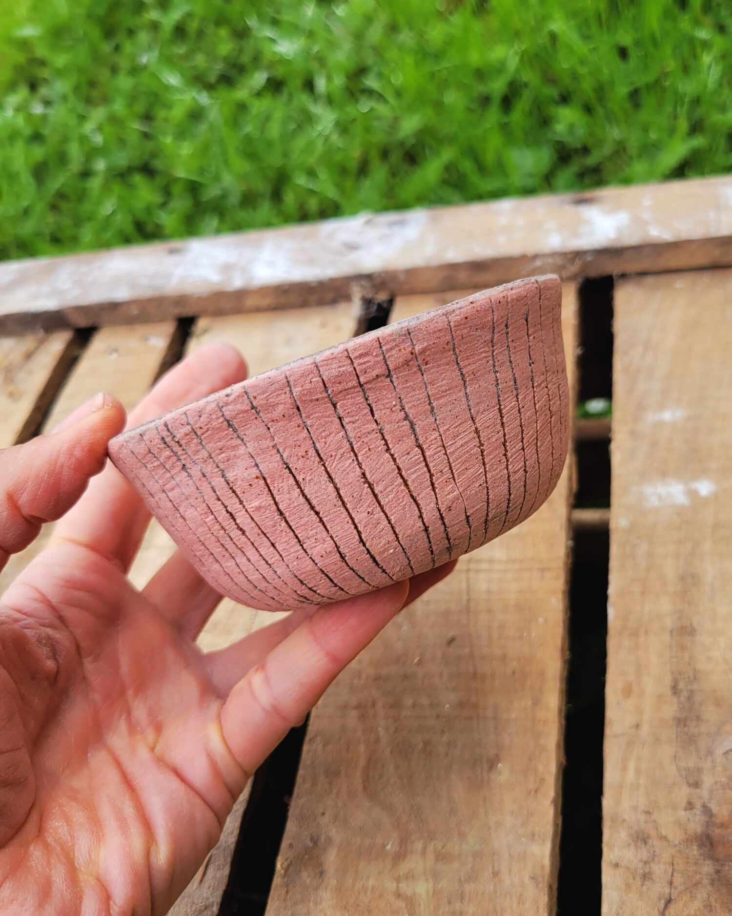 Bol artisanal en grès rouge – SILLON – Engobe rose incisé et émail mat
