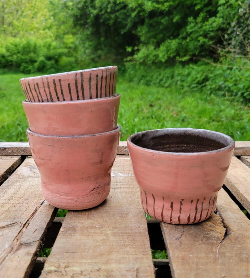 Tasse en grès rose – série LICHEN