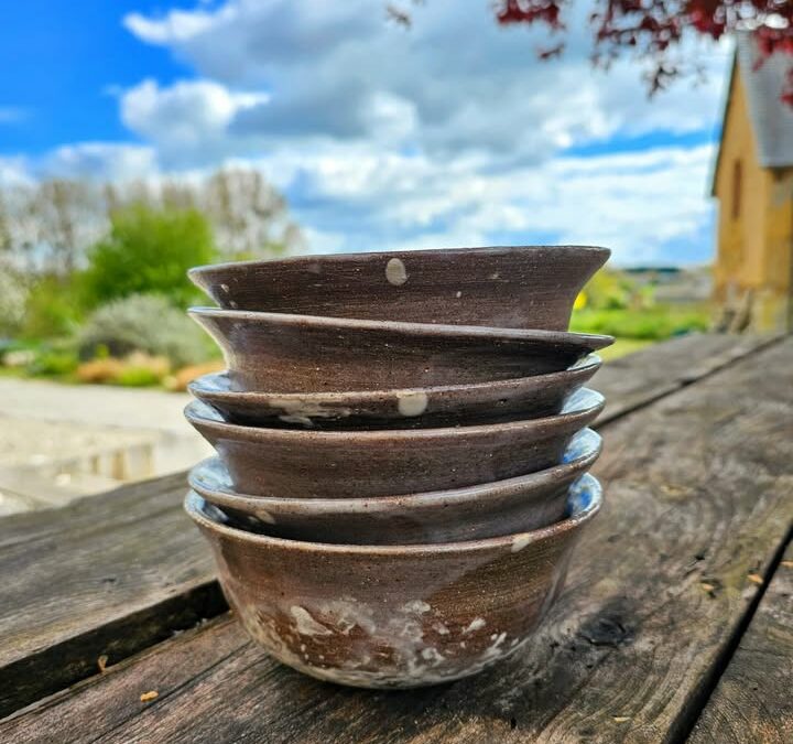 Découvrez ÉCORCE, le bol en grès rouge fait main qui sublime vos repas à La Maison Fives