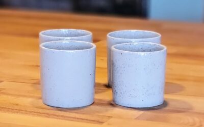 Découvrez l’élégance artisanale de notre ensemble de tasses COLONNE en grès blanc
