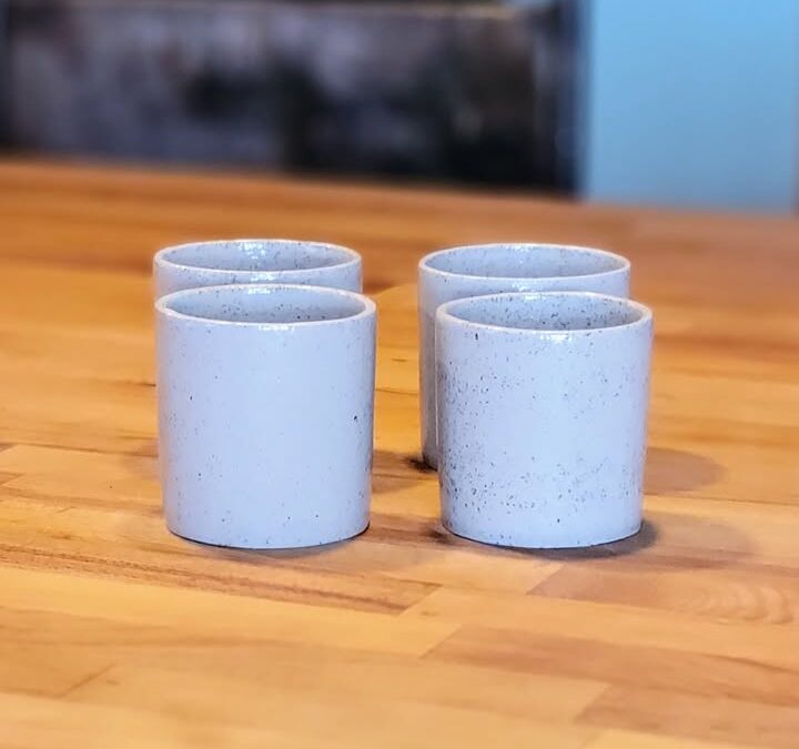 Découvrez l’élégance artisanale de notre ensemble de tasses COLONNE en grès blanc
