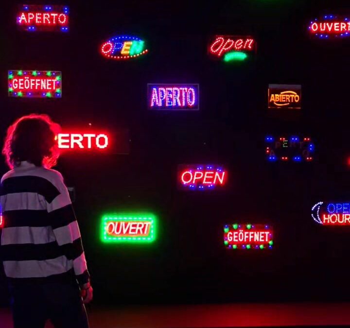 Plongée dans l’Art Contemporain : L’Exposition POM POM PIDOU à Lille