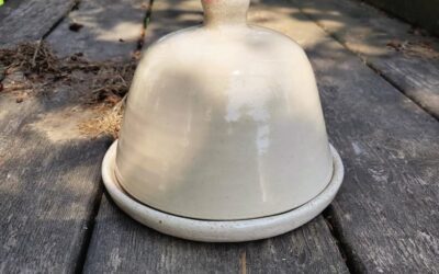 Cloche à fromage en grès blanc pyrité : l’élégance artisanale pour sublimer vos repas