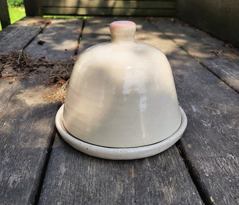 Cloche à fromage en grès blanc pyrité : l’élégance artisanale pour sublimer vos repas