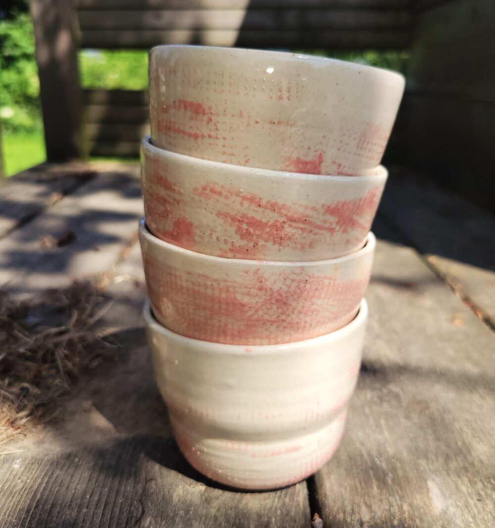 Gobelet “tissé rose” en céramique artisanale – grès blanc pyrité tourné à Lille Fives – Image 6