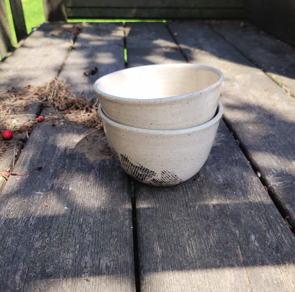 Paire de bols “trame” en céramique artisanale – grès blanc pyrité, engobes et empreinte faite main à Lille Fives – Image 3