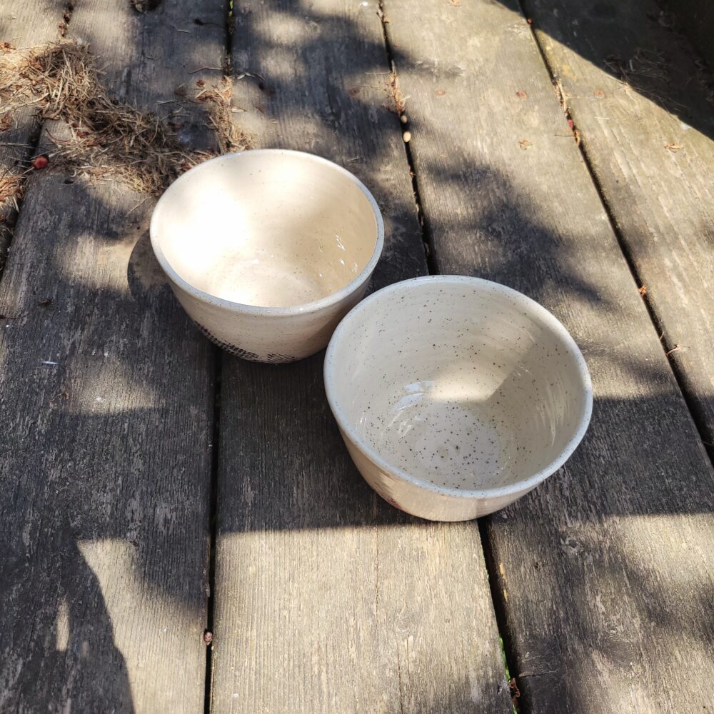 Paire de bols “trame” en céramique artisanale – grès blanc pyrité, engobes et empreinte faite main à Lille Fives – Image 5