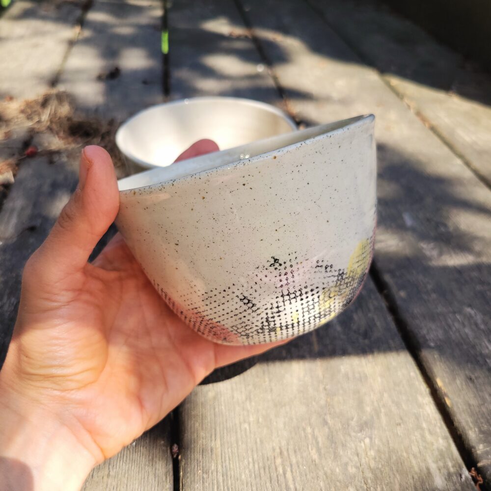 Paire de bols “trame” en céramique artisanale – grès blanc pyrité, engobes et empreinte faite main à Lille Fives – Image 6