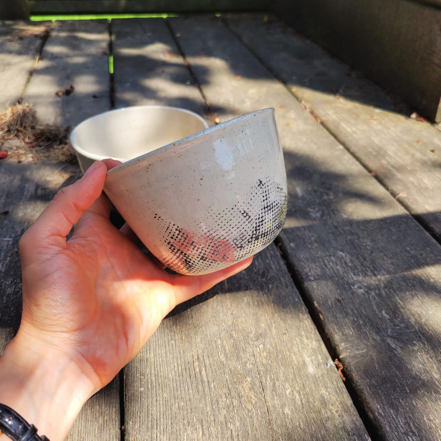 Paire de bols “trame” en céramique artisanale – grès blanc pyrité, engobes et empreinte faite main à Lille Fives