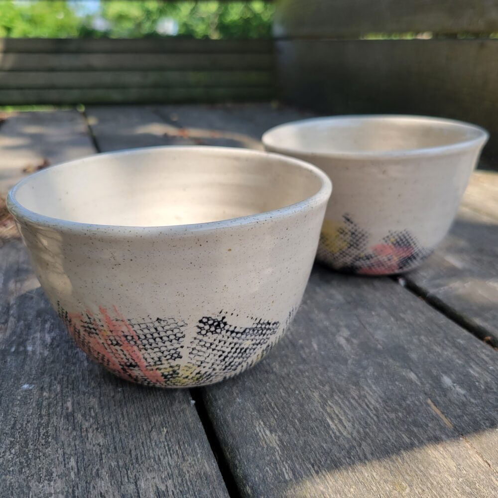 Paire de bols “trame” en céramique artisanale – grès blanc pyrité, engobes et empreinte faite main à Lille Fives – Image 2